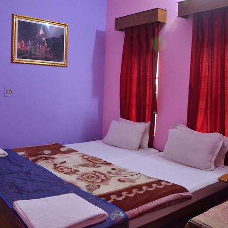 Puja Guest House Benares Buitenkant foto